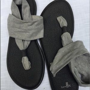 Sanuk Gray Yoga Sandals Size 10